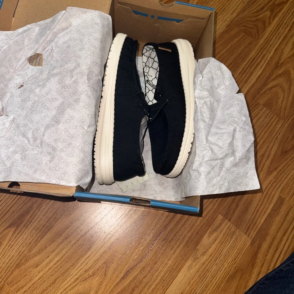 NWT Hey Dudes Youth Size 2 - Picture 8 of 8